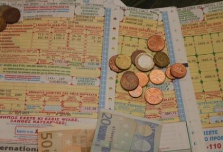 Τους κλείδωσε μέσα επειδή δεν είχαν πληρώσει κοινόχρηστα