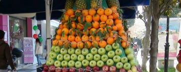 Χριστουγεννιάτικο δέντρο από… φρούτα