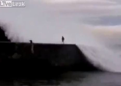 ΒΙΝΤΕΟ-Τα κύματα εξαφανίζουν… έναν περαστικό!