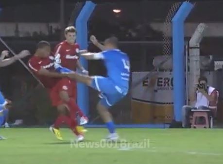 ΒΙΝΤΕΟ-“Έγκλημα” χωρίς…τιμωρία για τον αμυντικό “καρατέκα”