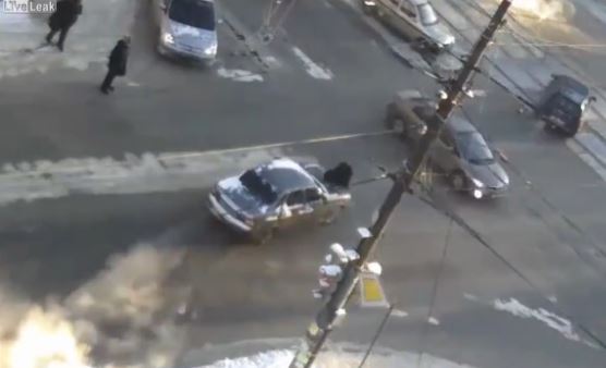 ΒΙΝΤΕΟ-Οδηγός «κυνηγά» πεζούς για… πόντους