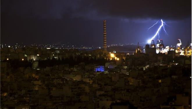 Κλειστή η Πειραιώς από τη βροχή