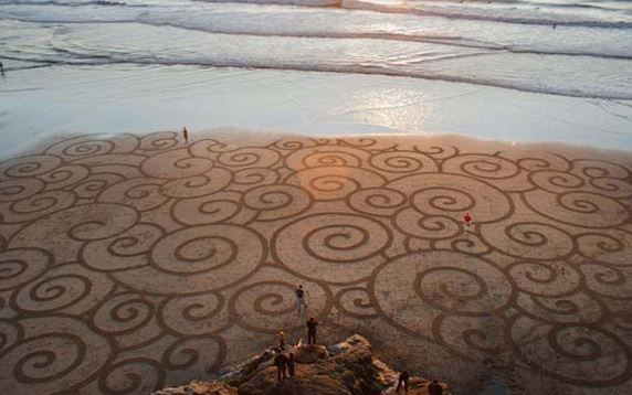 ΦΩΤΟ-Έργα τέχνης στην άμμο