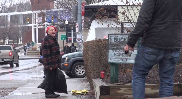 ΒΙΝΤΕΟ-Προσοχή η τσάντα… δαγκώνει