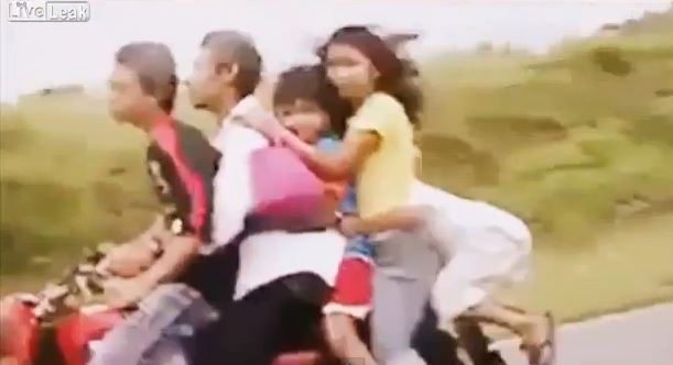 ΒΙΝΤΕΟ-Πενταμελής οικογένεια σε…σκούτερ