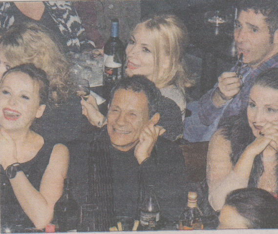 ΦΩΤΟ-Ένα θερμό φιλί από την Καρύδη στον Ξαρχάκο