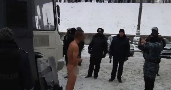 ΒΙΝΤΕΟ-Ουκρανοί αστυνομικοί ξεγύμνωσαν και κακοποίησαν διαδηλωτή