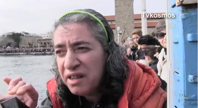 ΒΙΝΤΕΟ-Βούτηξε με τα ρούχα και έπιασε τον σταυρό για να την ακούσουν