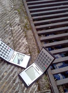 Πέταξαν κομπιουτεράκια στα τζάμια