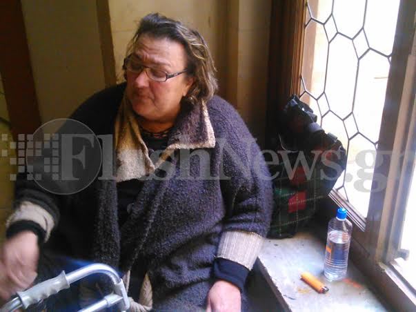 Απειλεί να αυτοπυρποληθεί