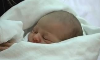 ΒΙΝΤΕΟ-Το πρώτο μωρό του 2014 στο Ηράκλειο