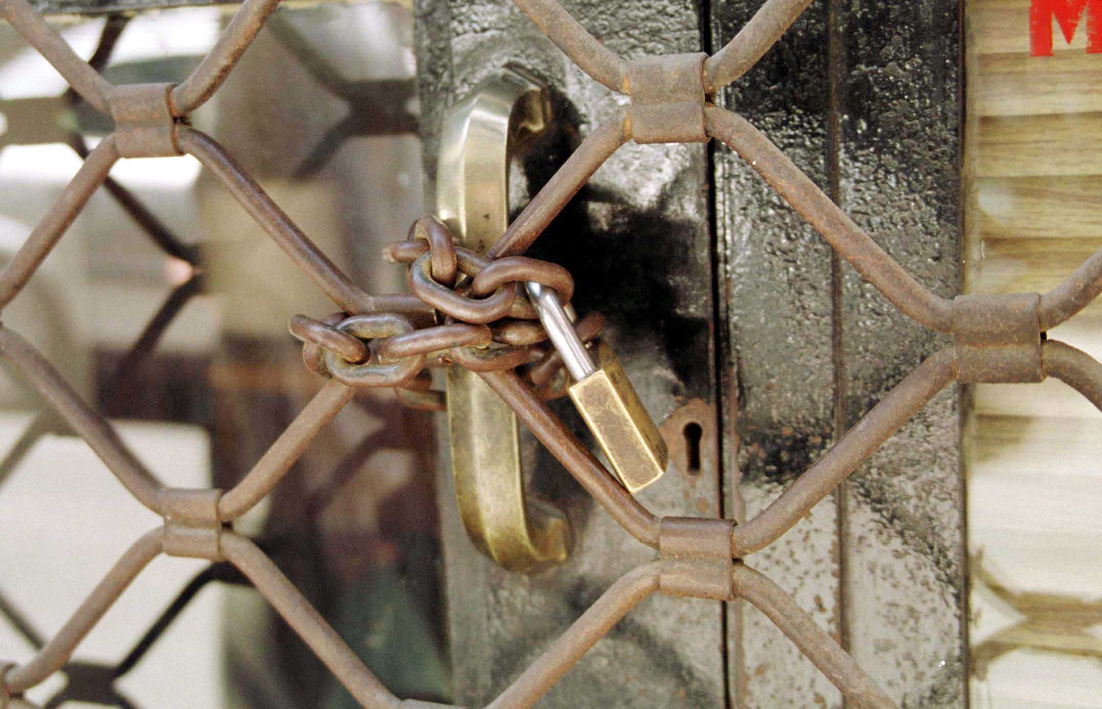 «Στο σφυρί» τα καταστήματα της Πάτρας