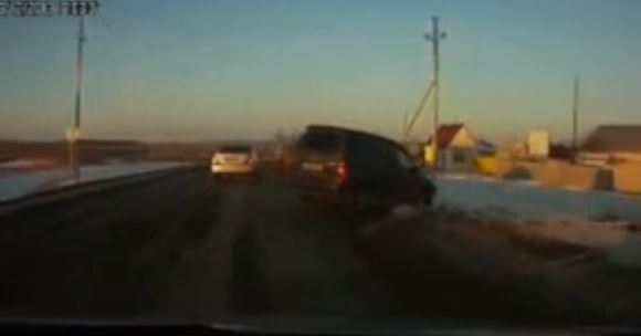 ΒΙΝΤΕΟ-“Μονομαχία” οδηγών στη μέση του δρόμου