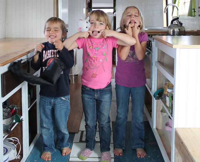 ΦΩΤΟ-Εξαμελής οικογένεια ζει σε λεωφορείο