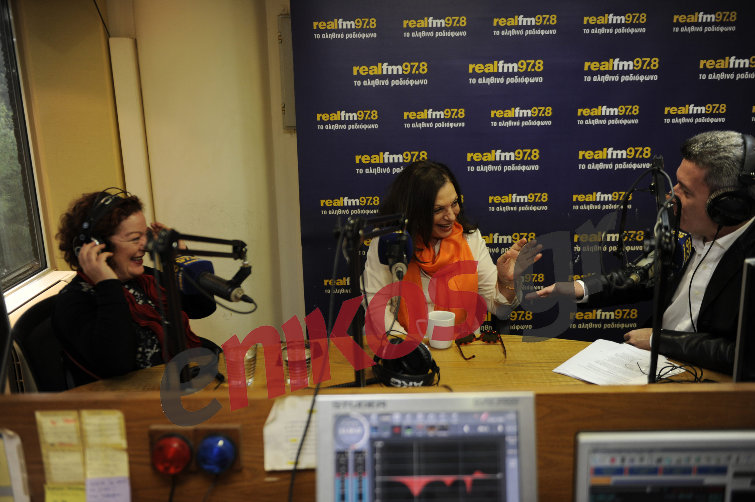 Η Χάρις Αλεξίου και η Τάνια Τσανακλίδου στον Νίκο Χατζηνικολάου