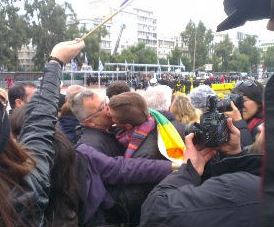 ΦΩΤΟ-Φιλί ομόφυλων ζευγαριών στον Αγιασμό