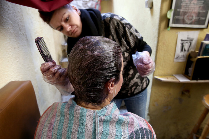 ΦΩΤΟ-Η κομμώτρια των αστέγων