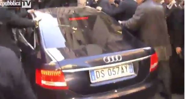 ΒΙΝΤΕΟ-Αβγά για τον Μπερλουσκόνι