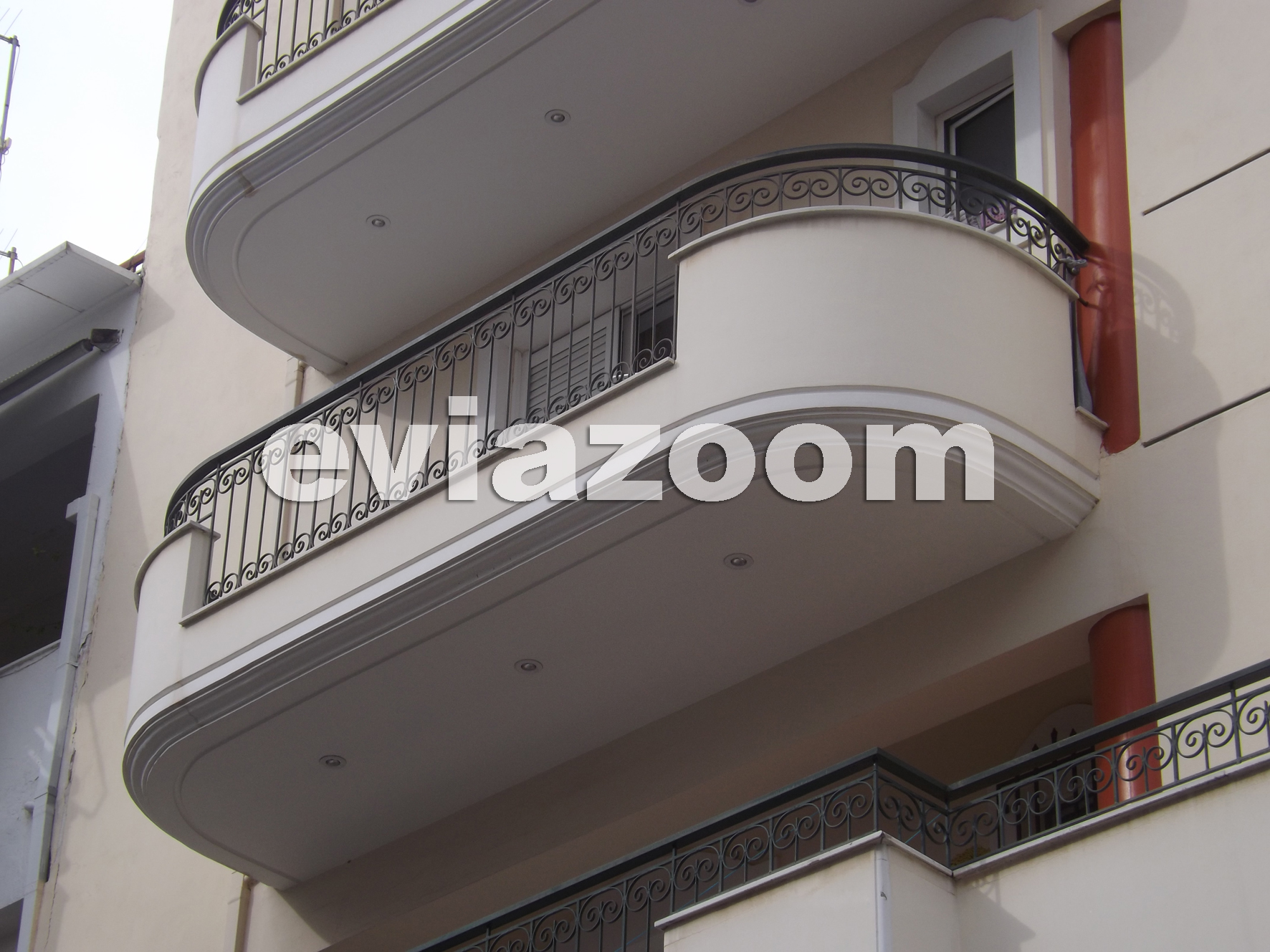 ΒΙΝΤΕΟ-Βγήκε από το μπάνιο και έπεσε στο κενό