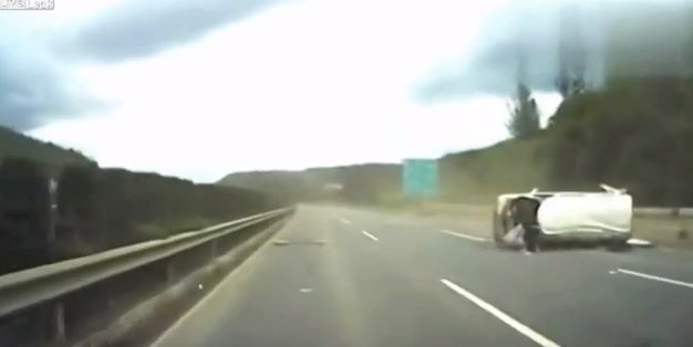 ΒΙΝΤΕΟ-Βγήκε χωρίς αμυχή μετά από τέτοιο ντεραπάρισμα