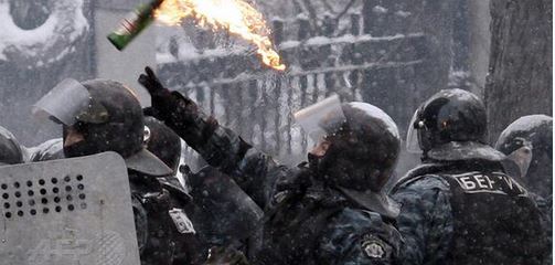ΦΩΤΟ-Κίεβο: Αστυνομικός πετάει μολότοφ εναντίον διαδηλωτών