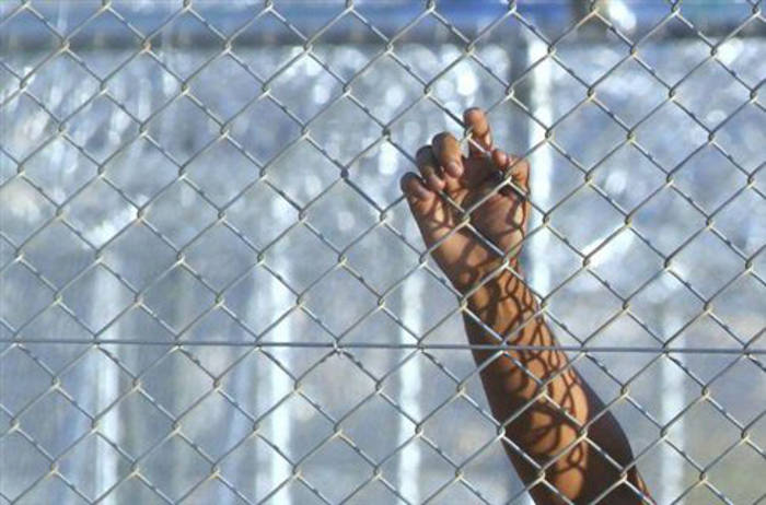 Έδειραν κρατούμενο και του φόρεσαν γυναικεία εσώρουχα