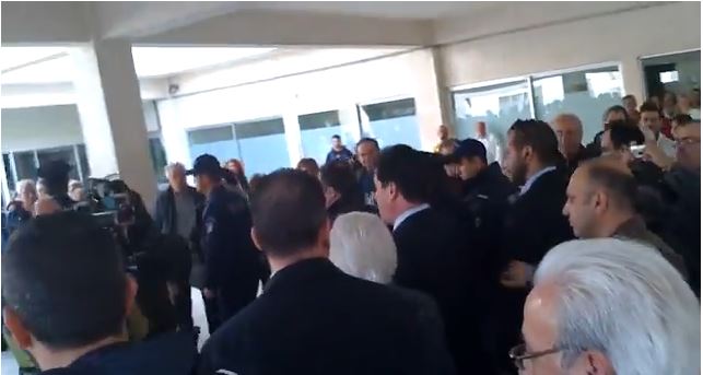 ΒΙΝΤΕΟ-Αποδοκιμασίες κατά Άδωνι στο Αγία Όλγα