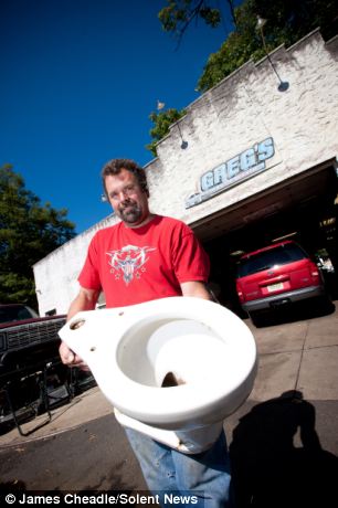 ΦΩΤΟ-Πωλητήριο στη… λεκάνη του Χίτλερ