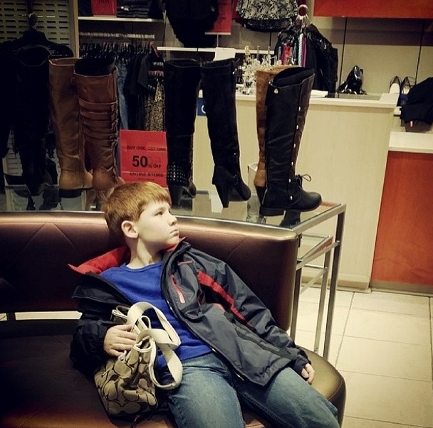 ΦΩΤΟ-Τι κάνει ο άντρας όταν η γυναίκα ψωνίζει;