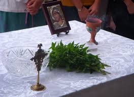 Έκαναν αγιασμούς παριστάνοντας τους παπάδες