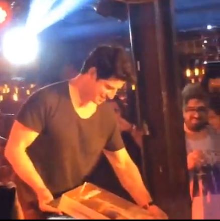 ΦΩΤΟ-Τα γενέθλια του Σάκη Ρουβά