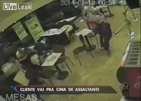 ΒΙΝΤΕΟ-Πελάτες παλεύουν με ένοπλο δράστη
