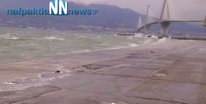 ΒΙΝΤΕΟ-Αντίρριο: Η θάλασσα σκέπασε το λιμάνι