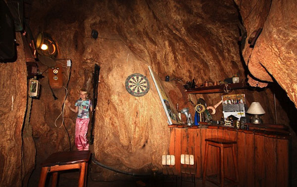 perierga.gr - Δέντρο… κρύβει στον κορμό του ένα μπαρ! perierga.gr - Δέντρο… κρύβει στον κορμό του ένα μπαρ!