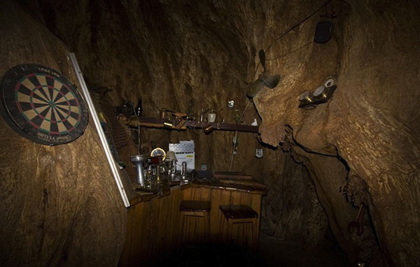 perierga.gr - Δέντρο… κρύβει στον κορμό του ένα μπαρ! perierga.gr - Δέντρο… κρύβει στον κορμό του ένα μπαρ!