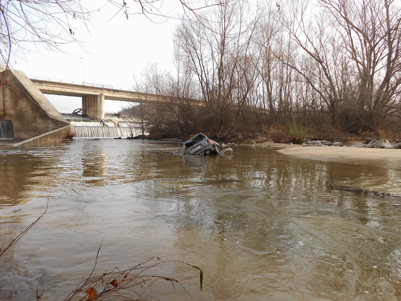 ΦΩΤΟ-Ι.Χ. έκανε «βουτιά» στον Νέστο