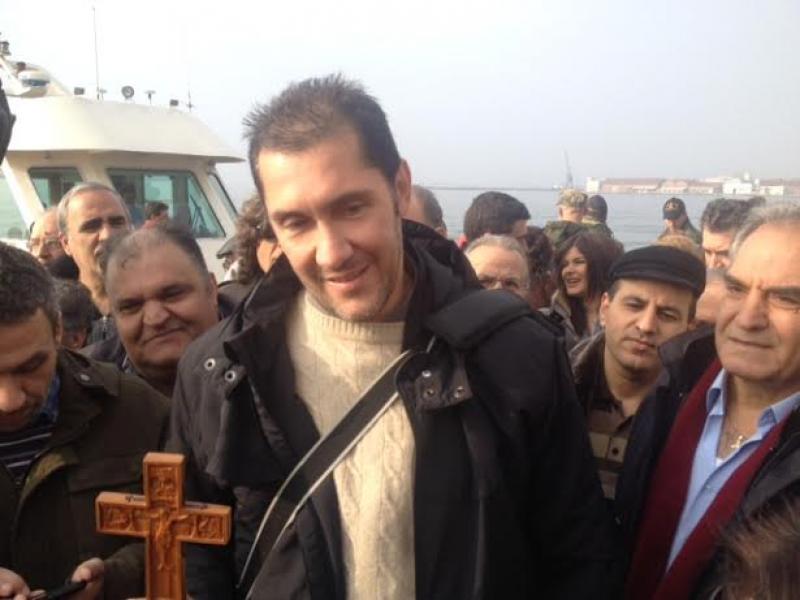 ΒΙΝΤΕΟ-Αυτός είναι που έπιασε τον Τίμιο Σταυρό στη Θεσσαλονίκη