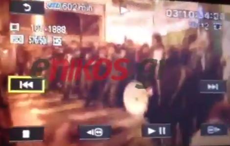 ΒΙΝΤΕΟ-Τα ΜΑΤ απωθούν τους διαδηλωτές στην Ομόνοια