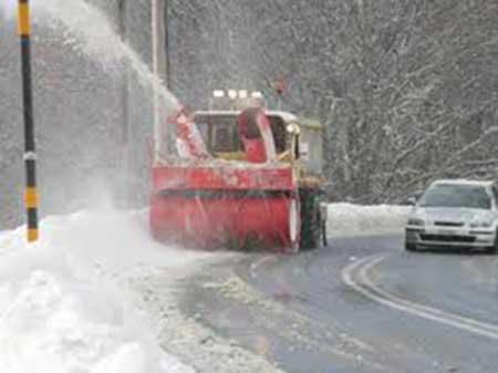 Βγήκαν τα εκχιονιστικά στα Τρίκαλα