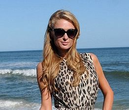 ΦΩΤΟ-Με φόρεμα για τα… Όσκαρ σε παραλία