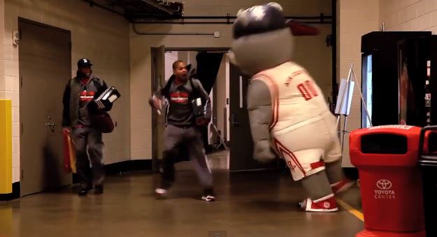 ΒΙΝΤΕΟ-Μασκότ τρομοκρατεί παίκτες