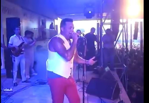 ΒΙΝΤΕΟ-Τραγουδιστής παθαίνει ηλεκτροπληξία στη σκηνή