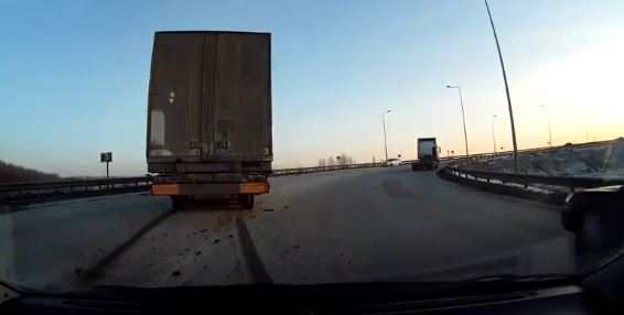 ΒΙΝΤΕΟ-Ανεξέλεγκτο τρέιλερ σε αυτοκινητόδρομο