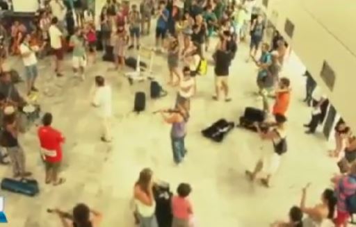 BINTEO-Συρτάκι στο αεροδρόμιο