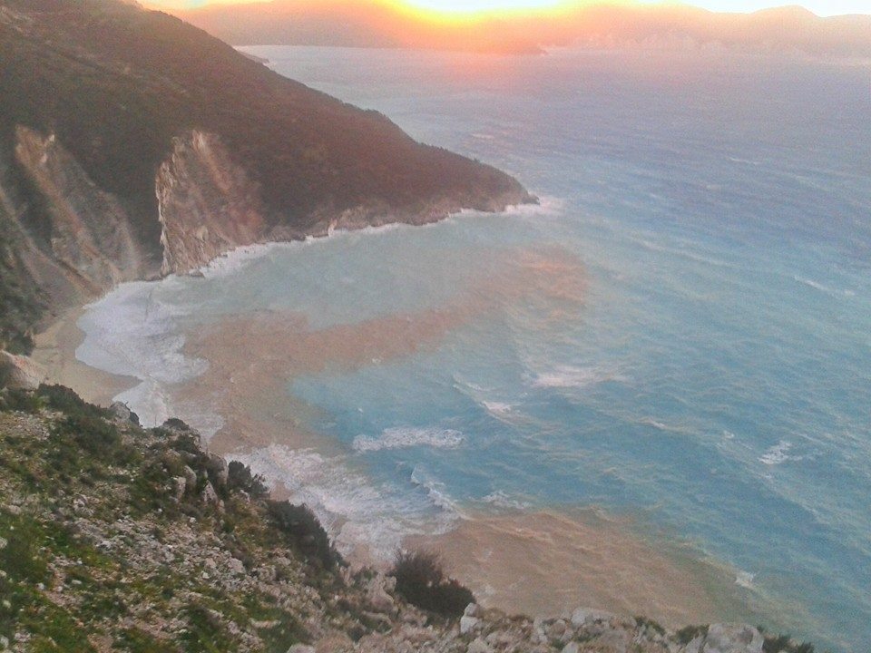 ΦΩΤΟ-Ο Μύρτος μετά τον σεισμό