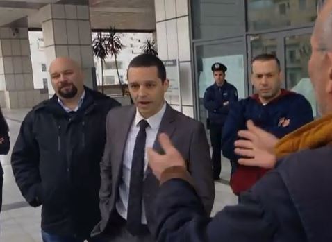 Οι δημοσιογράφοι κατέβασαν τα μικρόφωνα στον Κασιδιάρη