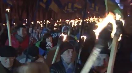 ΒΙΝΤΕΟ-Πορεία ακροδεξιών στο κέντρο της Ουκρανίας