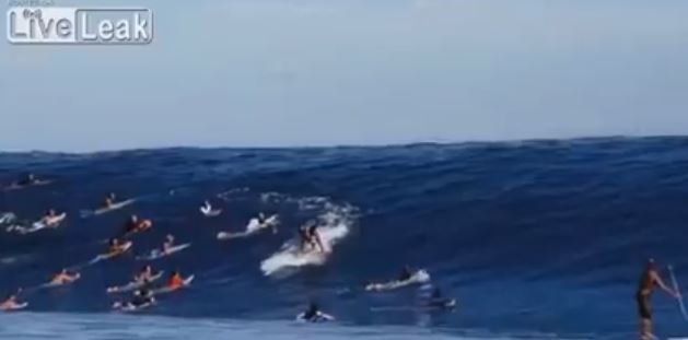 ΒΙΝΤΕΟ-Σέρφερ ισορροπούν σε γιγαντιαία κύματα