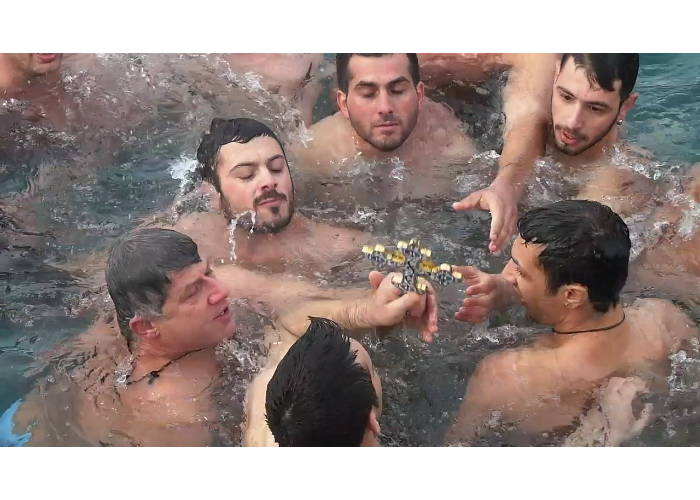 ΒΙΝΤΕΟ-Ο σταυρός “κρύφτηκε” στη Σύρο