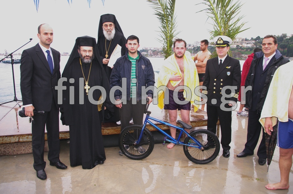 ΦΩΤΟ-Βούτηξε με το ποδήλατο για τον σταυρό